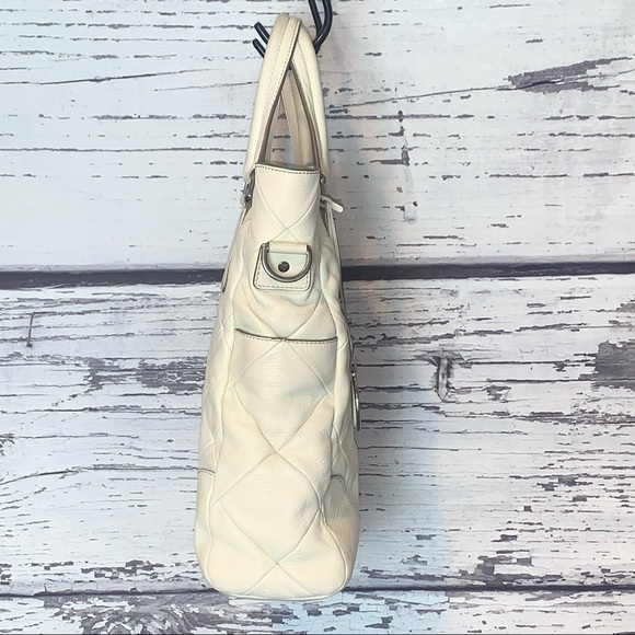 Tod’s White Quilted Pebble Leather Purse - Picture 6 of 16